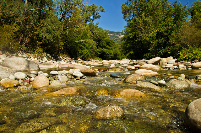 Drumeție și bălăceală pe valea râului Liamone