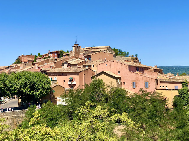 Roussillon (în Provence) – satul, ocrele și vinurile cu iz de mistral